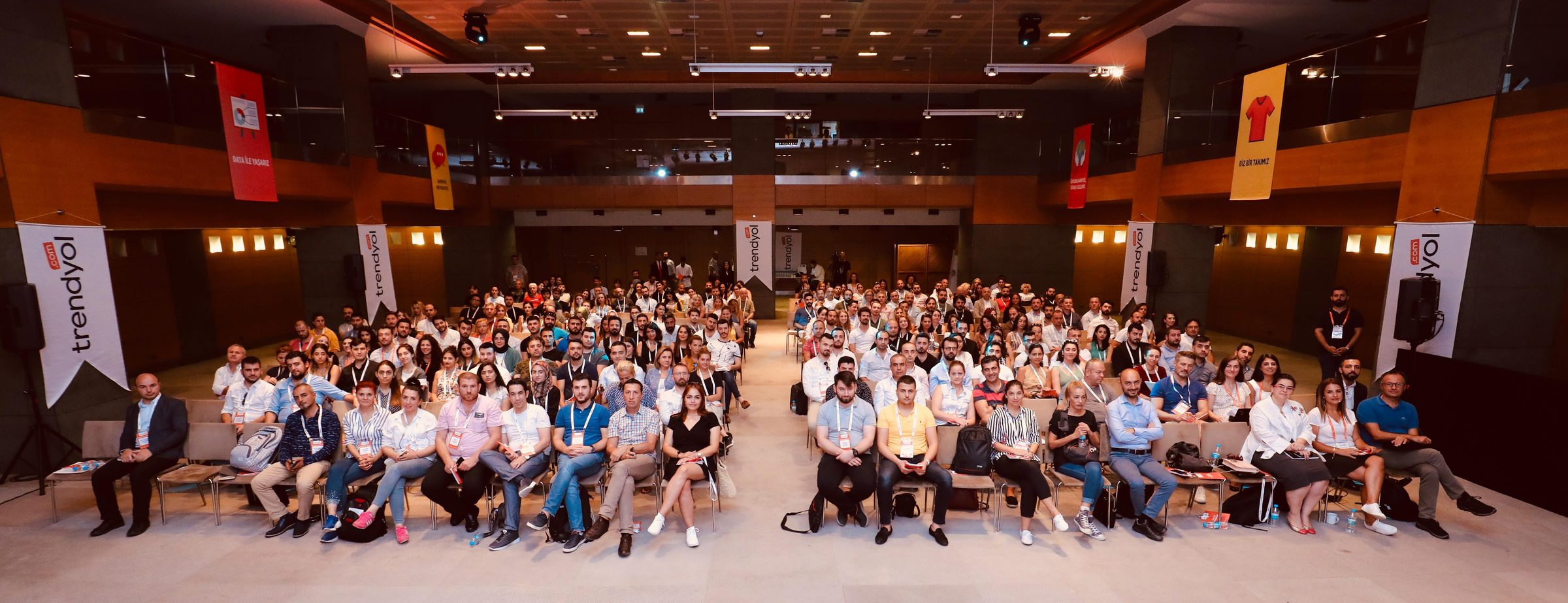 Chakra Event etkinlik salonu ve sahne görünümü